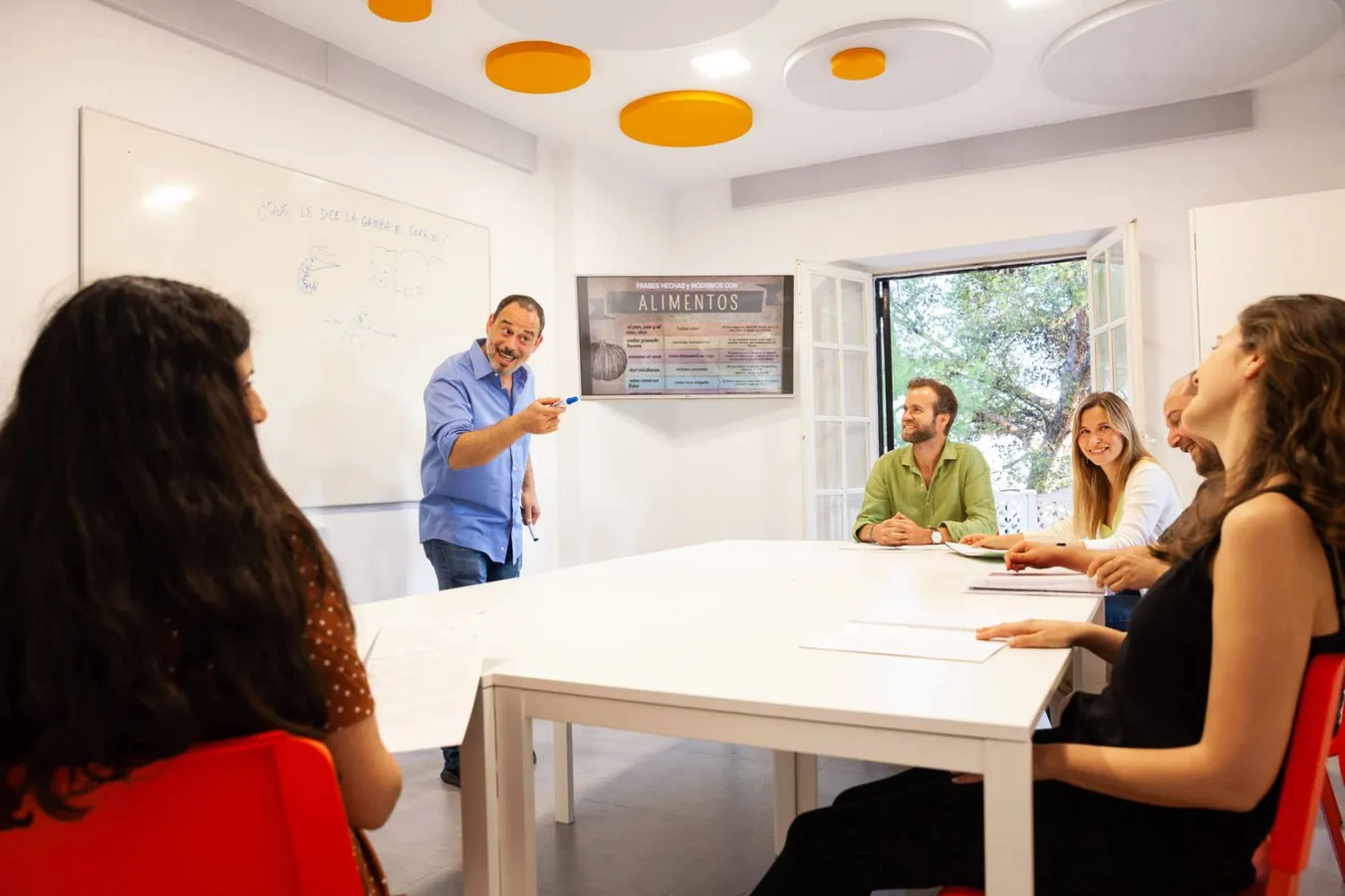 Clase de español en Debla con estudiantes internacionales