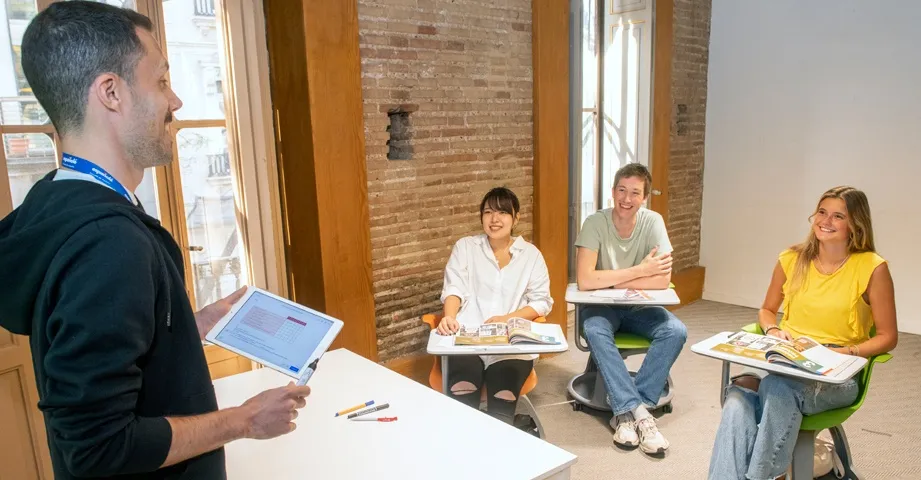 Classroom atmosphere at Españolé International House with immersive learning and small-group interaction