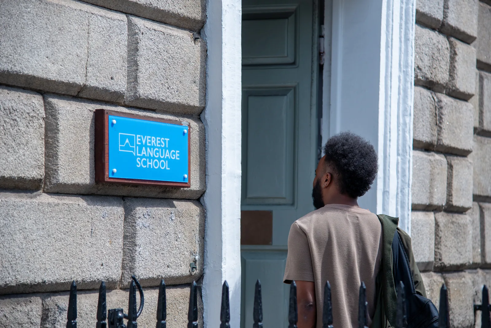 Entrada de Everest Language School