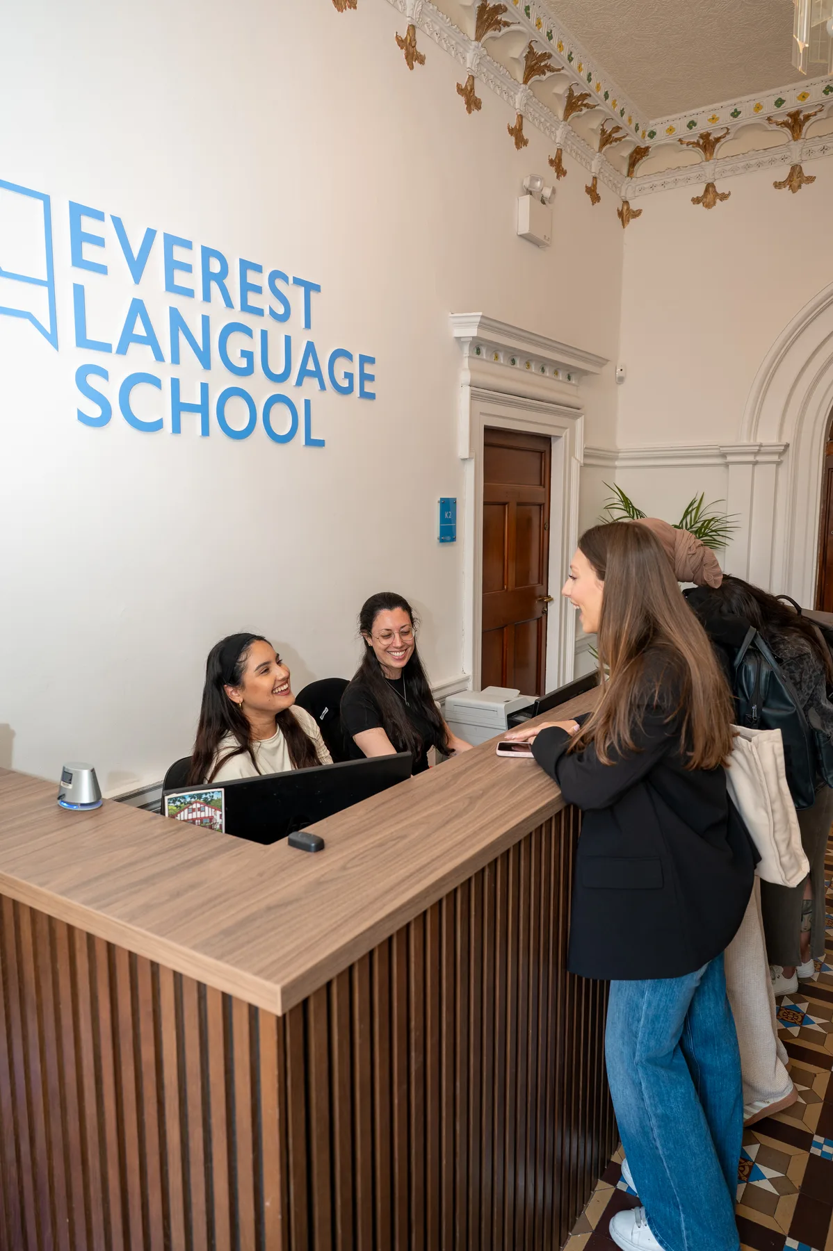 Estudiantes de Everest en actividad social al aire libre