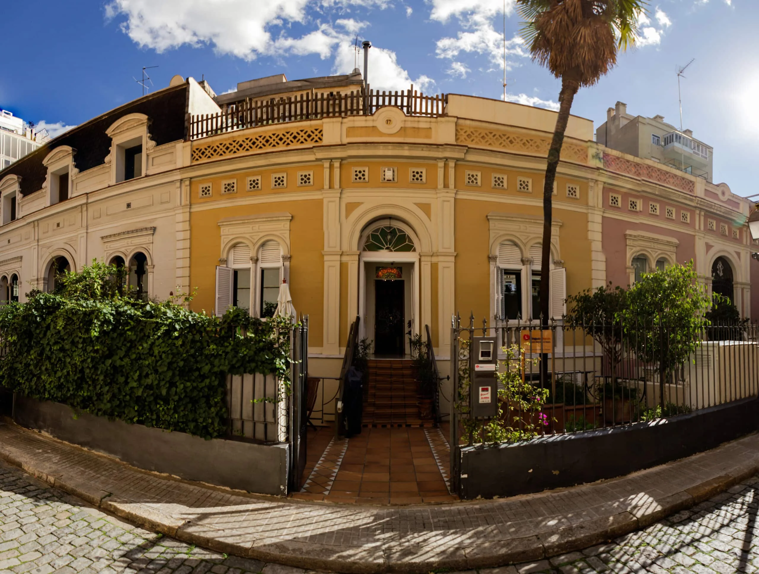 Fachada del campus de Linguaschools Barcelona
