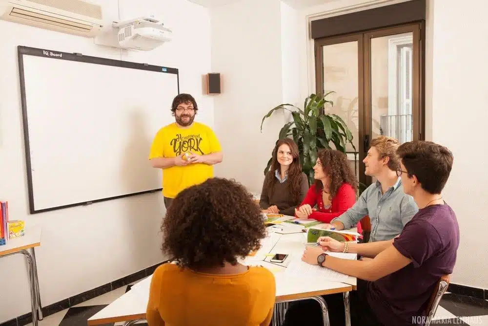EUREKA Madrid: estudiantes de español realizando una actividad dentro de la escuela