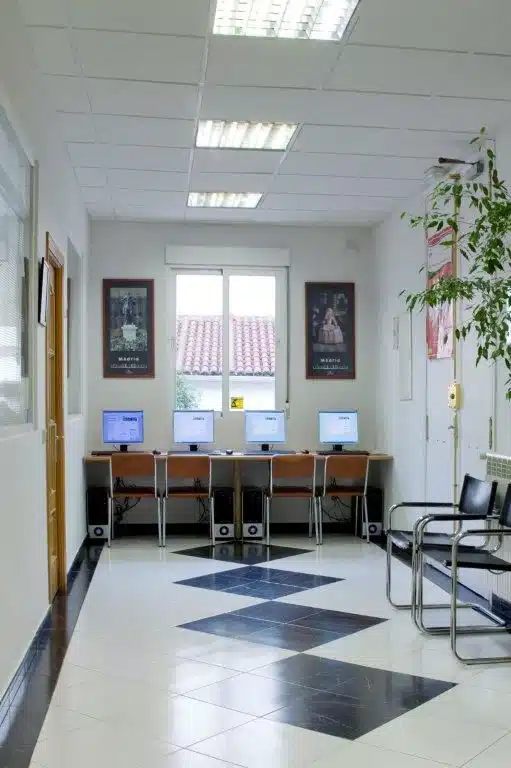 Pasillo interior de EUREKA Madrid con acceso a aulas