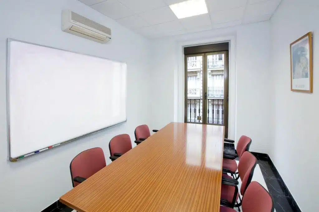 Recepción de EUREKA Madrid con mostrador y atención al estudiante