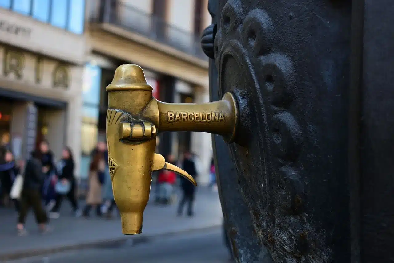 Detalle urbano en Barcelona: fuente pública en la calle.