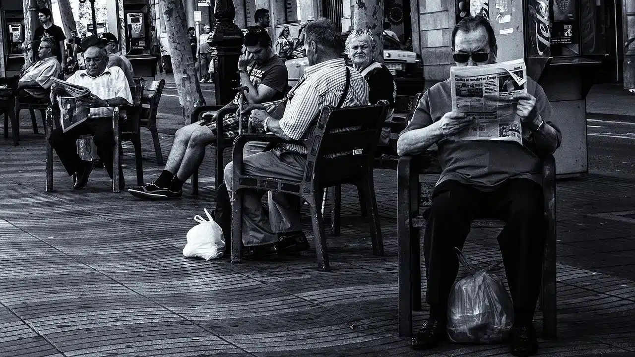 Terraza de bar en Barcelona, con mesas y sillas al aire libre.