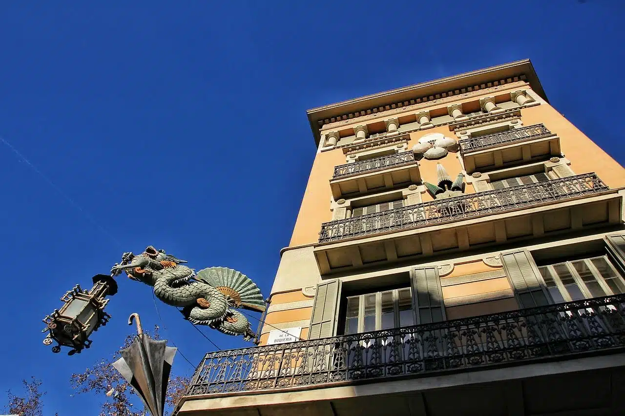 Edificio del Eixample en Barcelona, con balcones y estilo modernista.