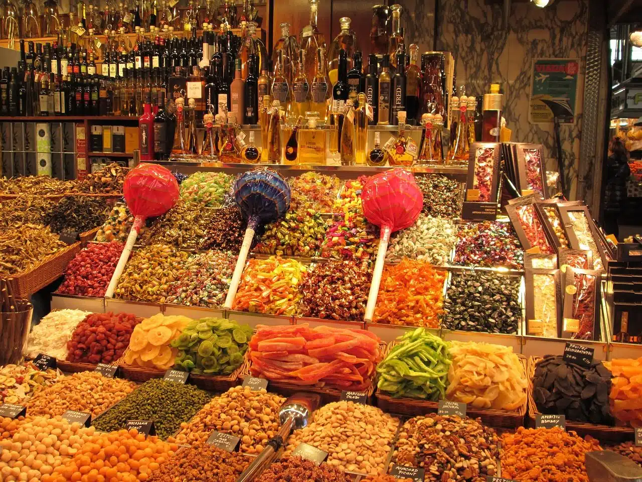 Mercado de la Boqueria en Barcelona, con puestos de fruta y visitantes.