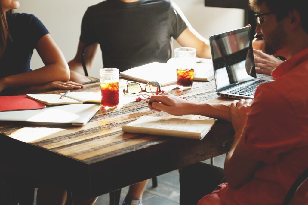 Estudiantes internacionales colaborando en un espacio de coworking en Madrid, destacando el aprendizaje del español y las oportunidades laborales en un entorno dinámico.