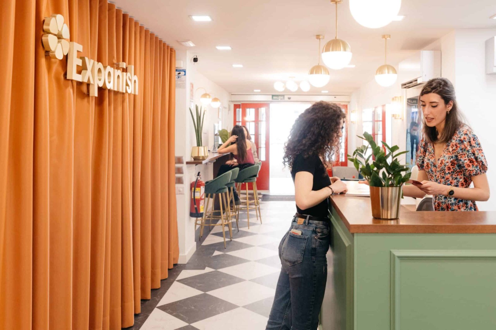 Recepción moderna en Expanish Madrid