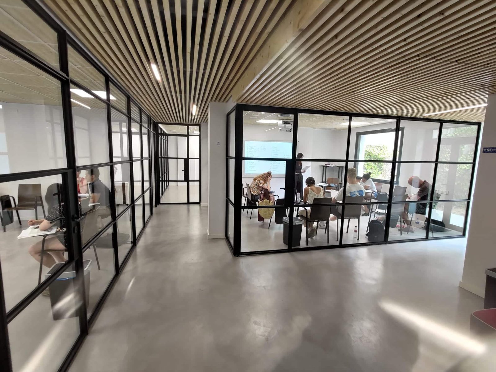 現代化教室：西班牙語課程上課空間