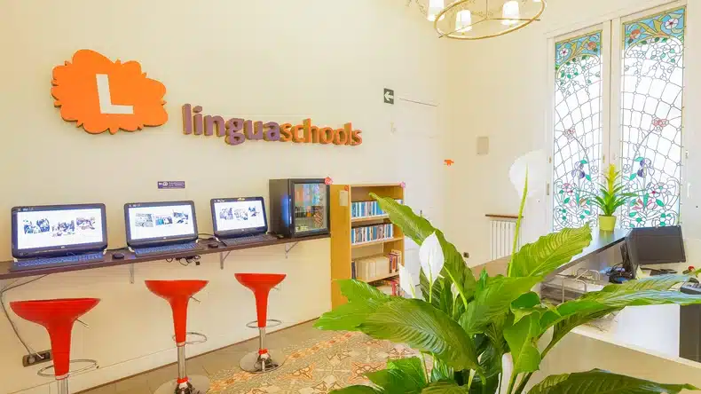 Linguaschools 巴塞隆納校區的學生：西班牙語學校，國際氛圍與花園環境，提供沉浸式西語課程