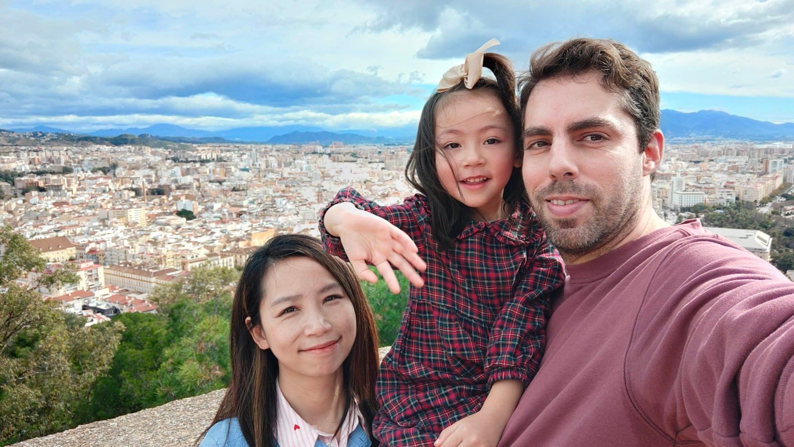 西班牙當地生活與陪伴學生的概念照片