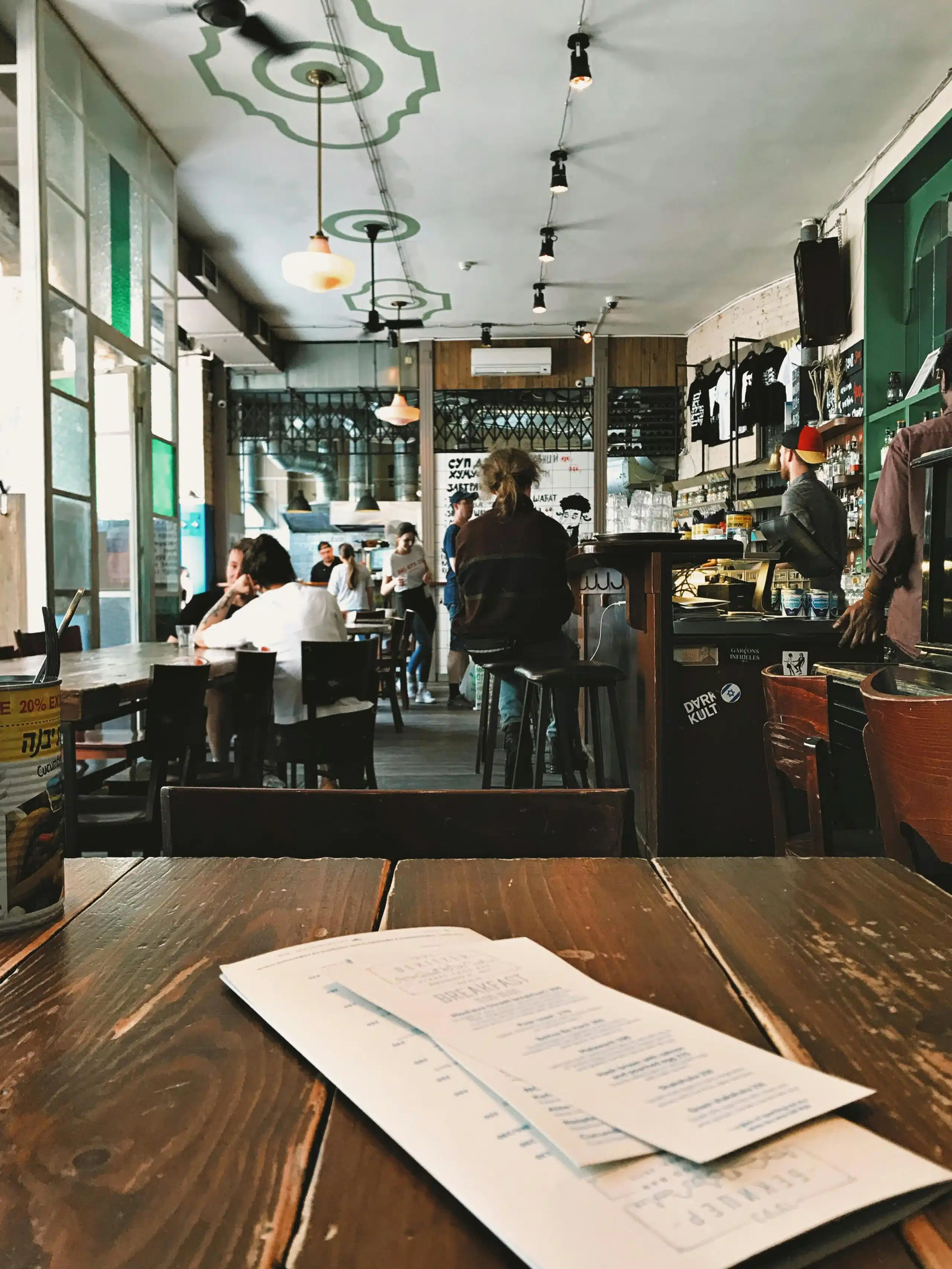 Diálogo en español para pedir en una cafetería