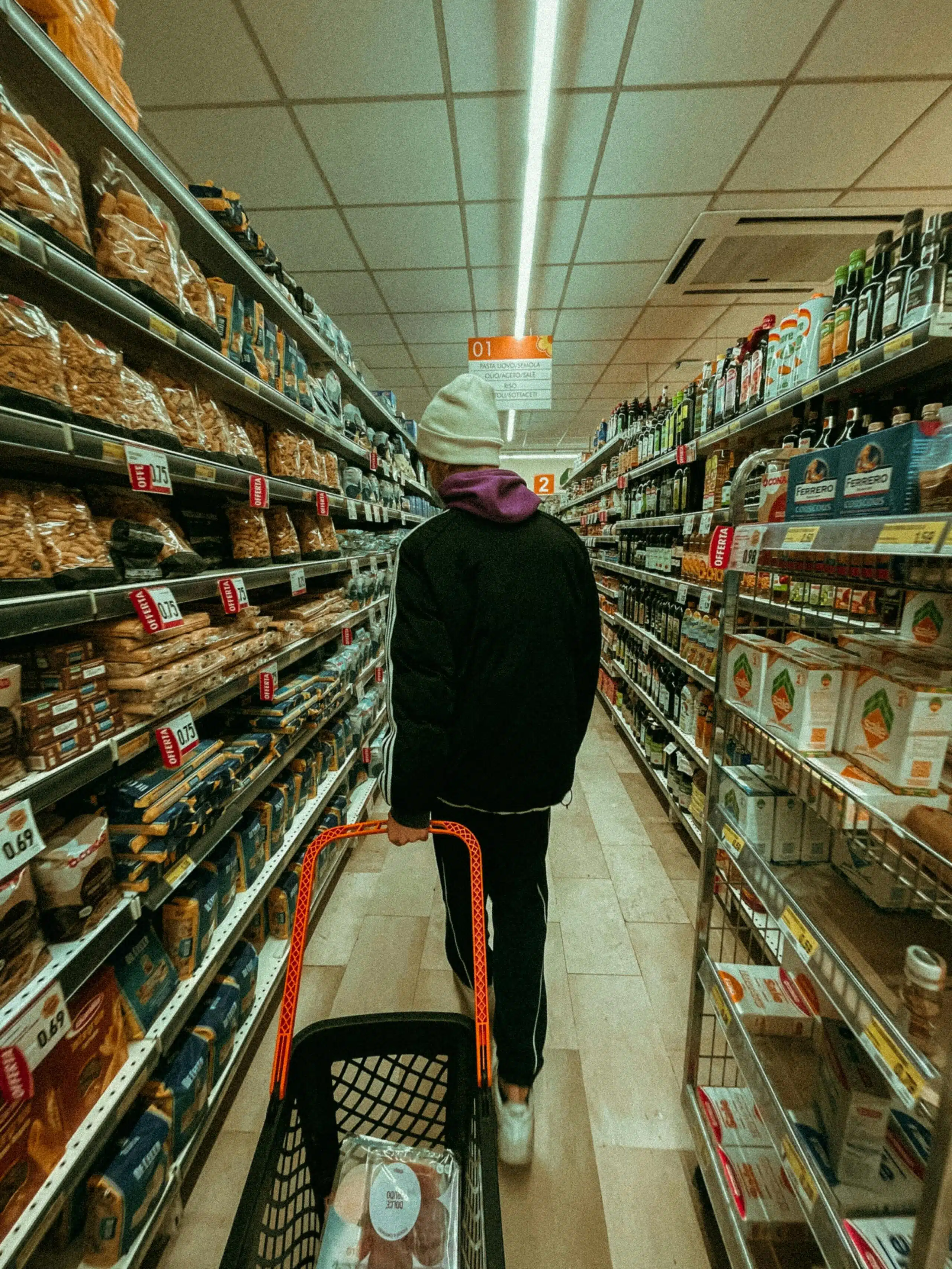 Situación en español para preguntar por productos y pagar en el supermercado